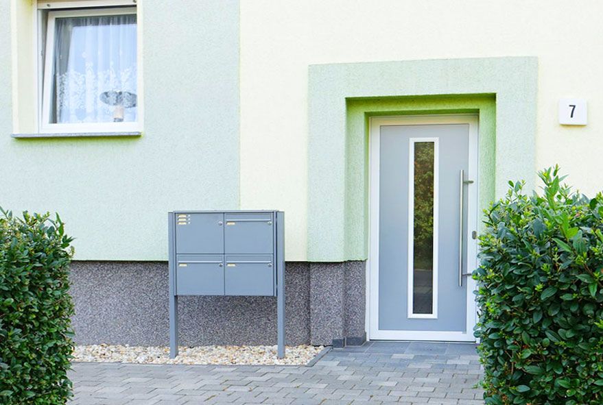 Bei einer Briefkastenanlage mit Standfüßen zum einbetonieren kann der Montageplatz frei gewählt werden
