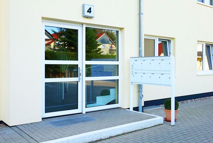 Bei neu anzuschaffenden Briefkastenanlagen oder Briefkästen sind Tipps und Infos zur richtigen Befestigung hilfreich