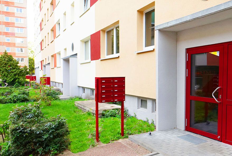Bei Standbriefkastenanlagen mit kompakten Gestelltypen kann zwischen einbetonieren oder aufschrauben gewählt werden