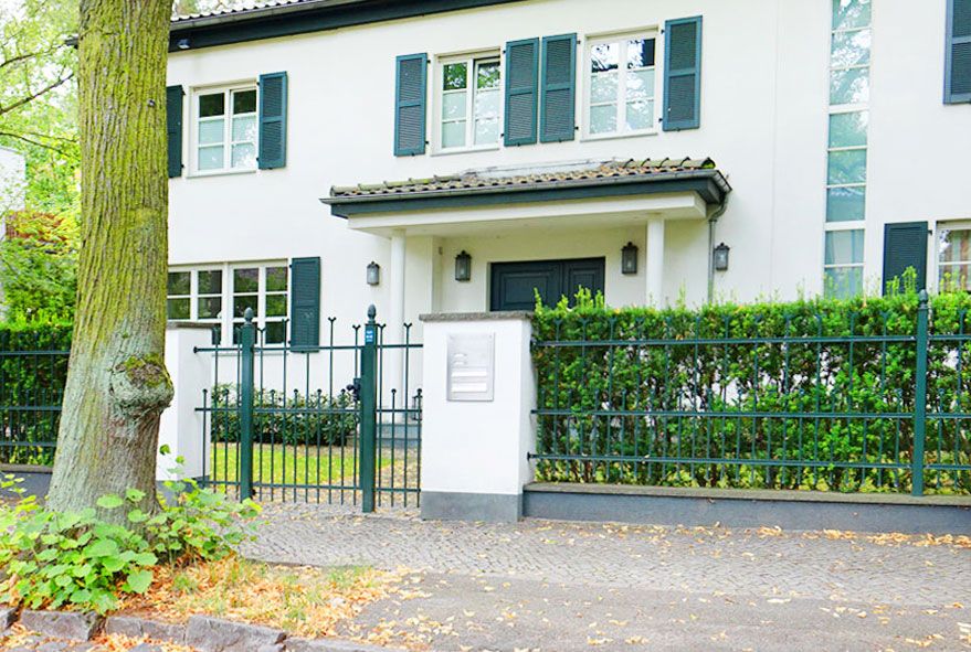 Bei wenig Platz in der Tiefe werden oft senkrechte Briefkästen als Anlage eingesetzt