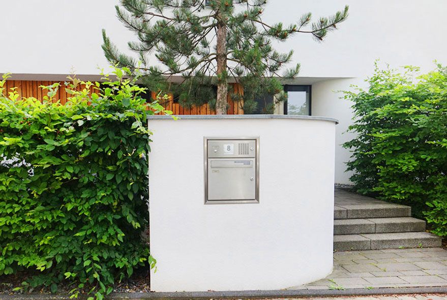 Besondere Mauerbriefkästen aus stabilem Material mit hochwertigen Funktionselement auch als Anlage erhältlich