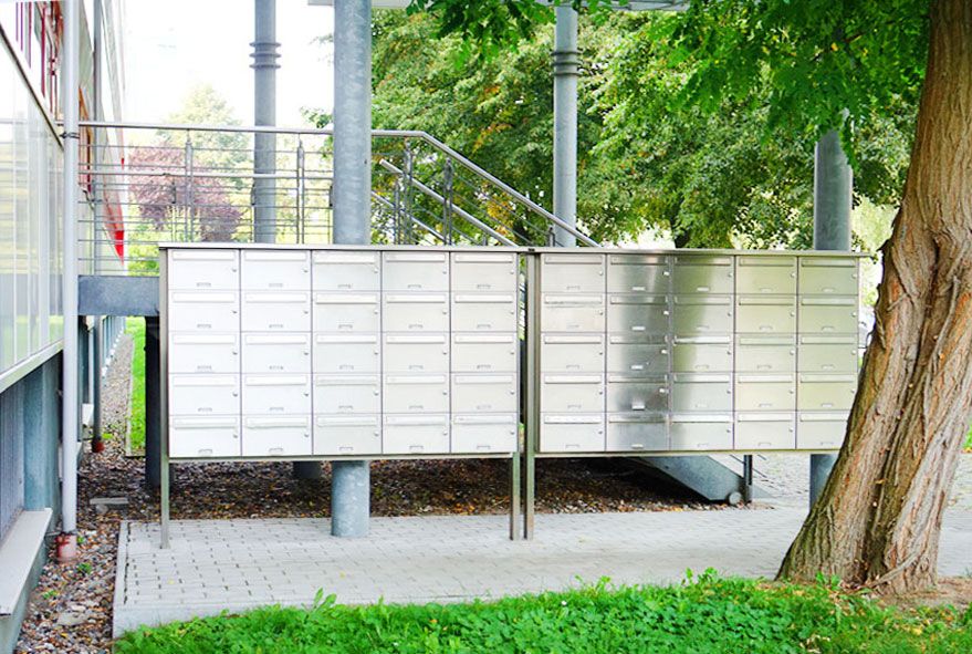 Briefe und Pakete sicher in einer hochwertigen Briefkastenanlage bis zur Entnahme verwahren