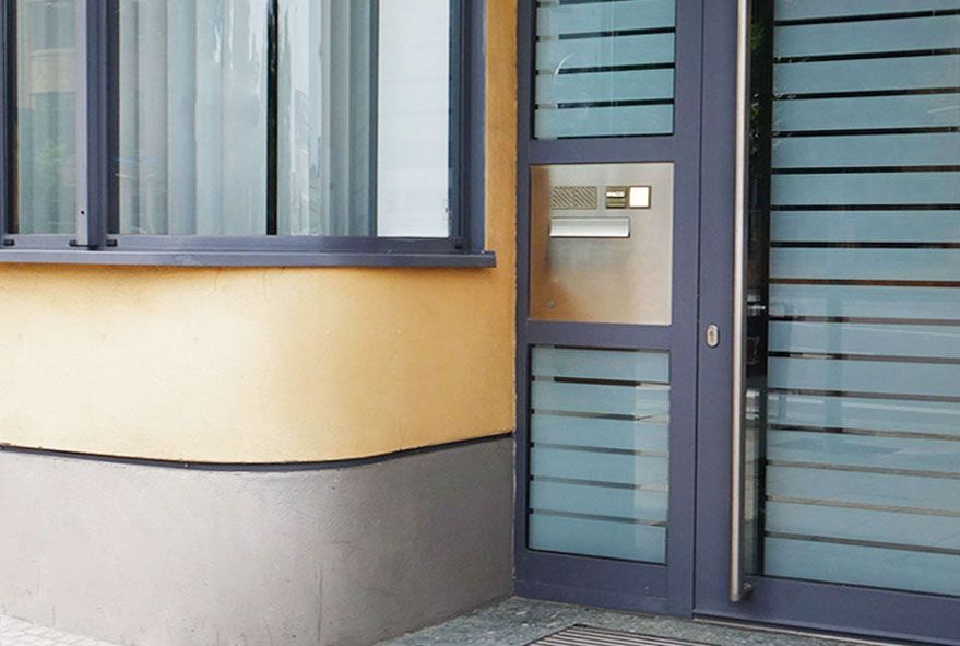 Briefkästen als Durchwurfanlage aus Edelstahl gefertigt für Glastür