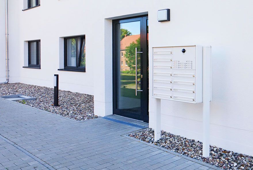 Briefkästen mit zusätzlichem Videomodul als optisch ansprechende Anlage