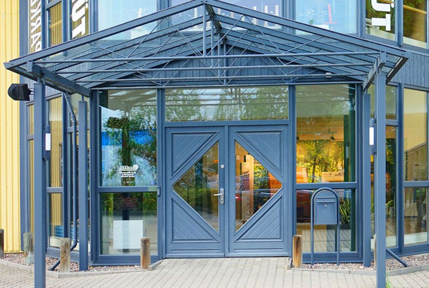 Briefkästen und Anlagen mit verbessertem Feuchtigkeitsschutz durch passende Überdachung