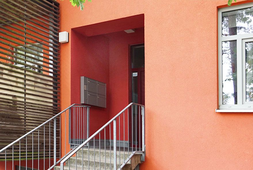 Briefkästen und Briefkastenanlagen befinden sich im Idealfall gut zugänglich außen am Haus