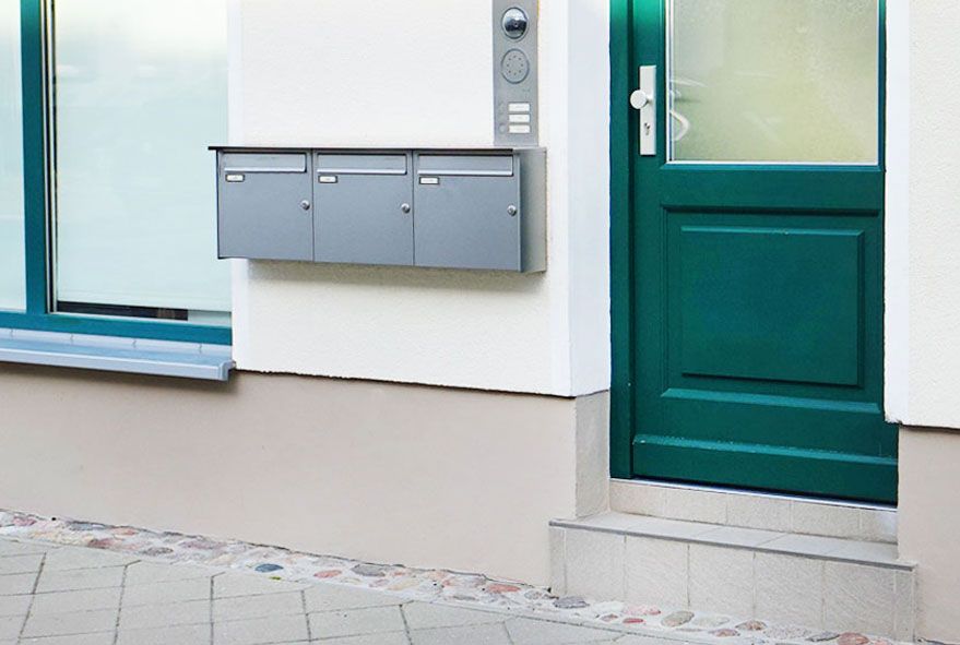 Briefkästen und Briefkastenanlagen vorgesehen sowohl für die direkte Wandmontage als auch für die Anbringung getrennt von der Hauswand