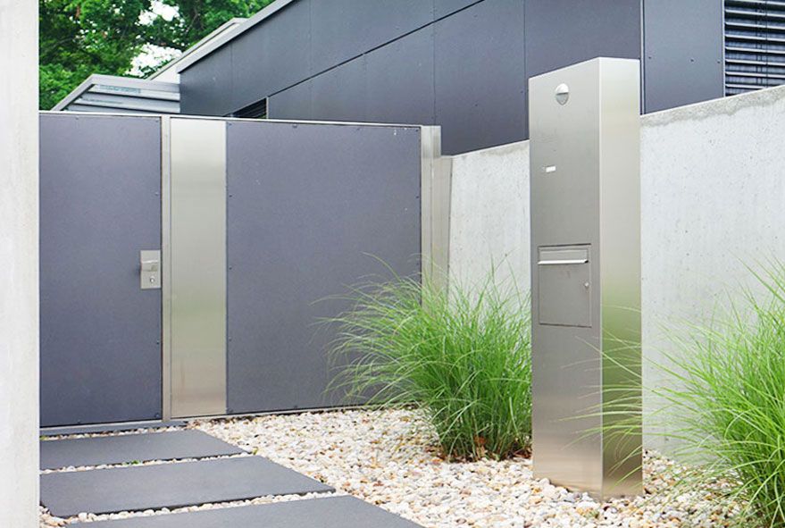 Briefkasten aus Edelstahl mit Gravur als freistehende Anlage in Säule montiert