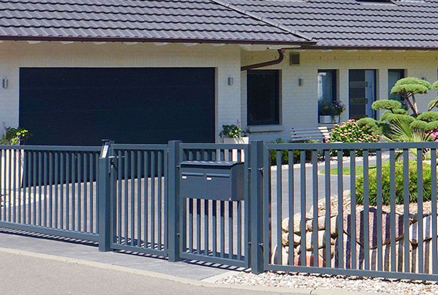Briefkasten mit zwei Postfächern zu einer Briefkastenanlage im Zaun kombiniert