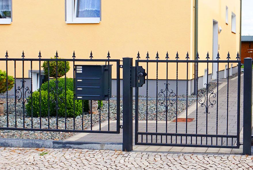 Briefkastenanlage mit 3 Postfächern am Gartenzaun befestigt