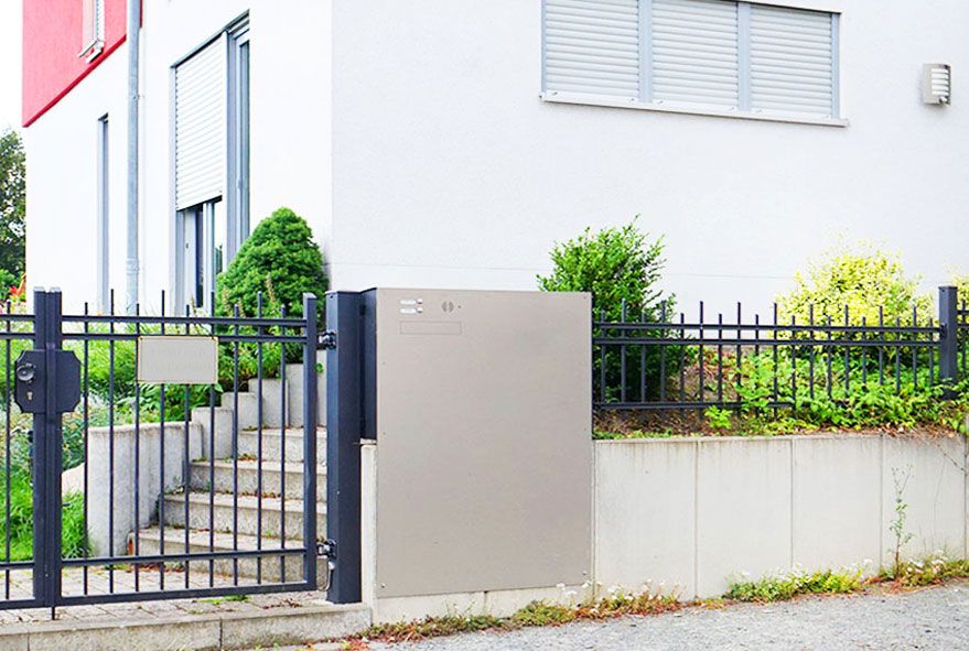 Briefkastenanlage mit individueller Beschriftung und Gravur auf großer platzbietender Fläche