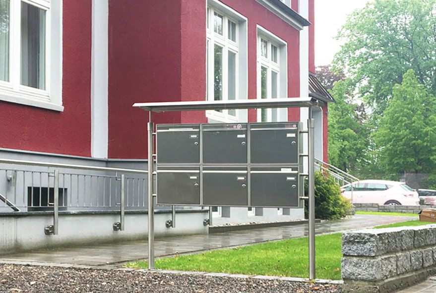 Briefkastenanlage mit Schutzdach als freistehende Variante aus Edelstahl