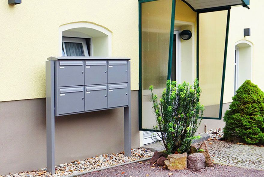 Briefkastenanlage mit sechs Postkästen in modernem Design und ausgestattet mit dezentem Regendach zum einbetonieren