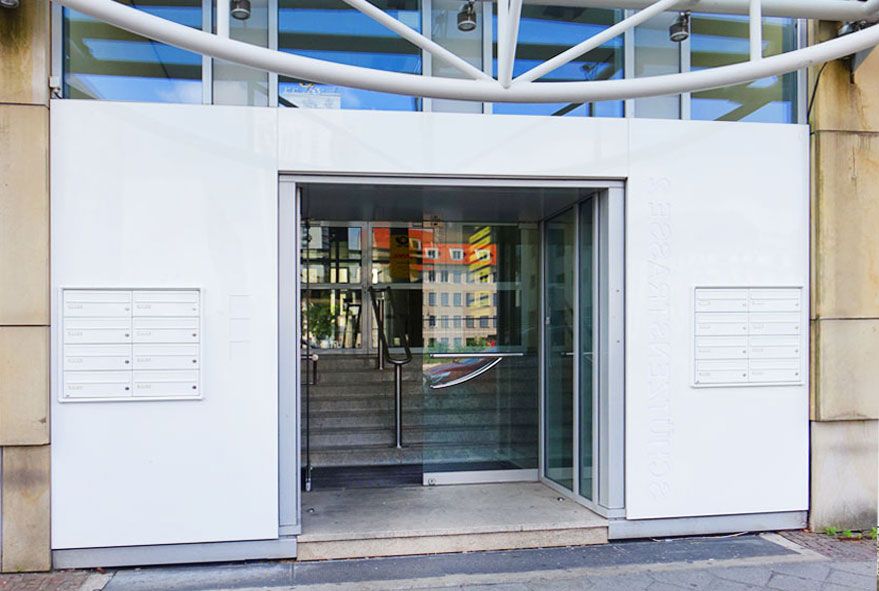 Briefkastenanlagen bestehend aus mehreren Postfächern die einzeln angebracht werden