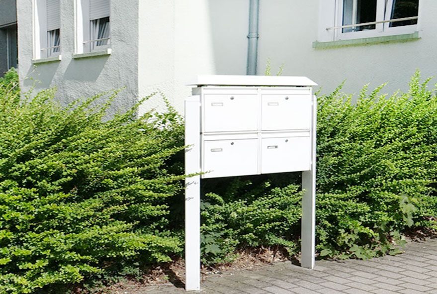 Briefkastenanlagen freistehend mit vier großen Kastenfächern