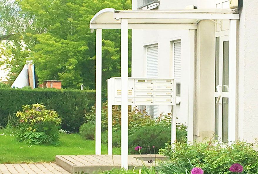 Briefkastenanlagen in freistehender Ausführung wettergeschützt unter dem Vordach aufgestellt