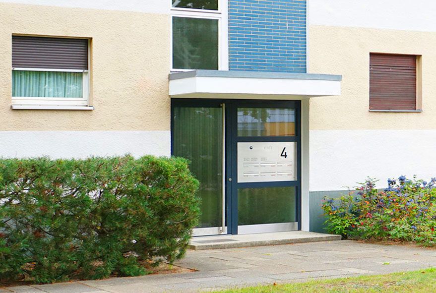 Briefkastenanlagen mit einer massiven Platte aus hochwertigem Edelstahl und eingebauten Einwurfklappen für den Posteinwurf