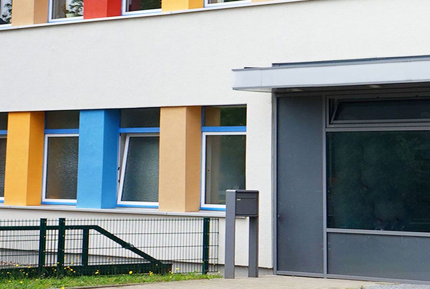 Briefkastenanlagen mit zwei Standfüßen im Boden einzubetonieren mit einem Postfach