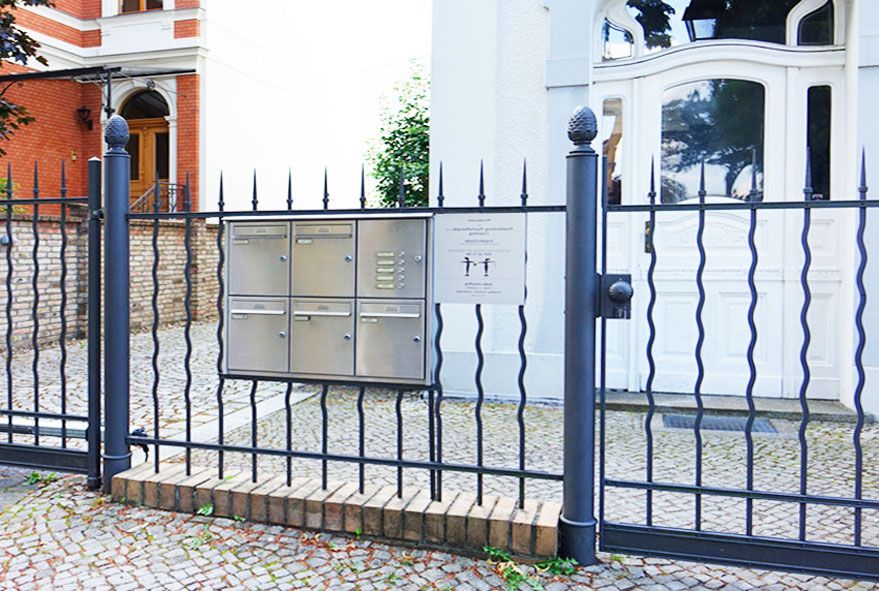 Briefkastenanlagen und Postkästen im Zaun fest verbaut als Montageblock