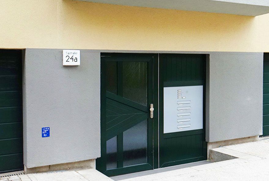 Bündig abschließende 5er Briefkastenanlage im Türelement verbaut aus Edelstahl