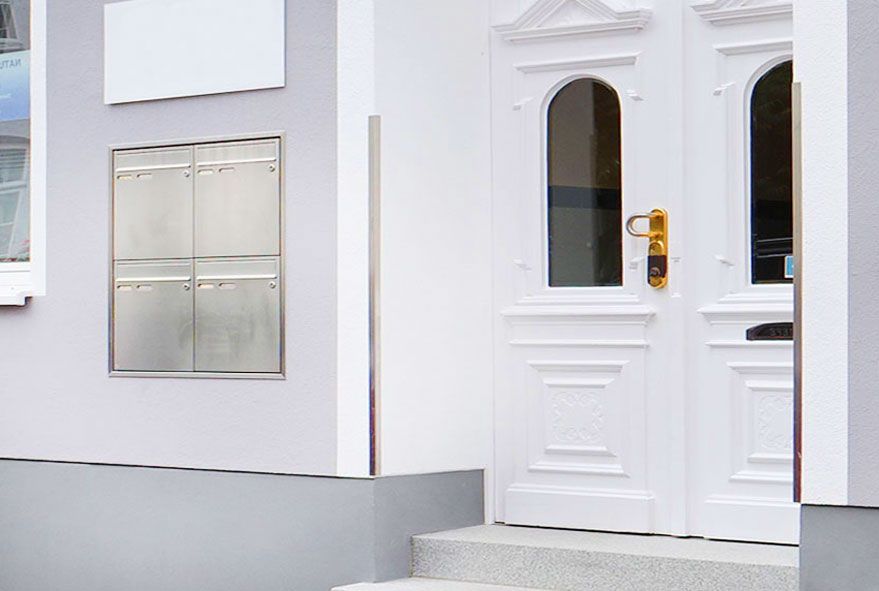 Bündige Briefkastenanlage mit Einbaurahmen zum verankern in der Hauswand