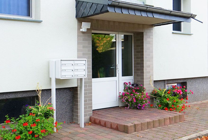 Der Kunde entscheidet aus welchem Material seine Briefkastenanlage beschaffen sein soll und welche Maße diese aufweisst