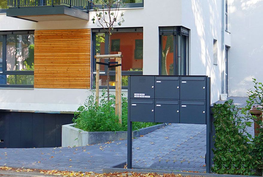 Die Zuordnung der Postkästen in der neuen Briefkastenanlage zur jeweiligen Wohnung muss eindeutig sein