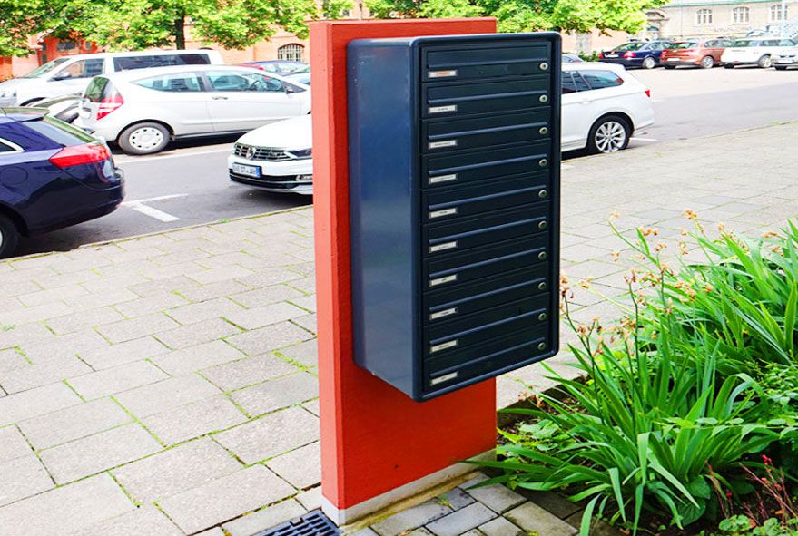 Direkt am Pfeiler farbig beschichtete Briefkastenanlagen montieren