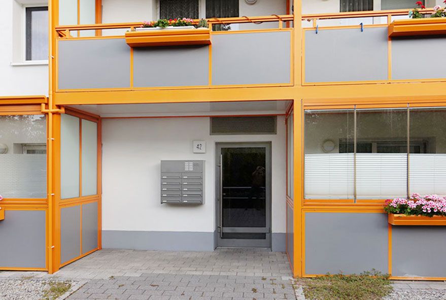 Direkt an der gewünschten Stelle der Hauswand angeschraubte Briefkastenanlage für die Aufputzmontage