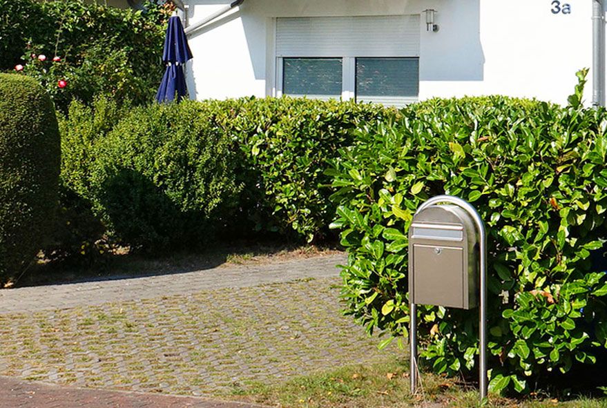 Direkt an der Park- oder Pflasterfläche aufgestellte Briefkastenanlage als freistehende Variante