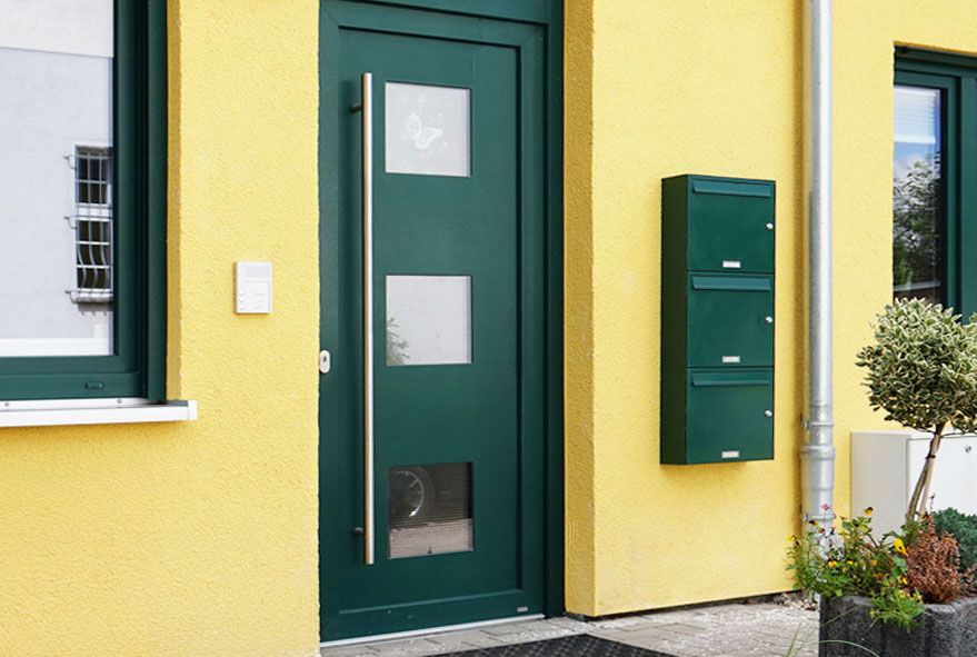 Drei übereinander angeordnete Briefkästen in einer einfachen Briefkastenanlage kombiniert