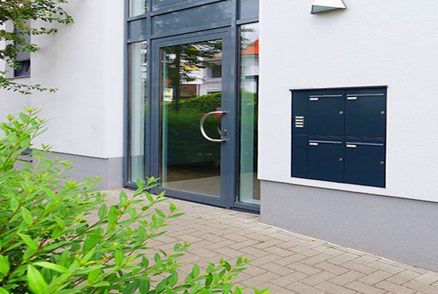 Durch Einzelanbringung wird es dem Kunden leicht gemacht Wand-Briefkastenanlagen mit beliebiger Postfachanzahl platzsparend anzubringen