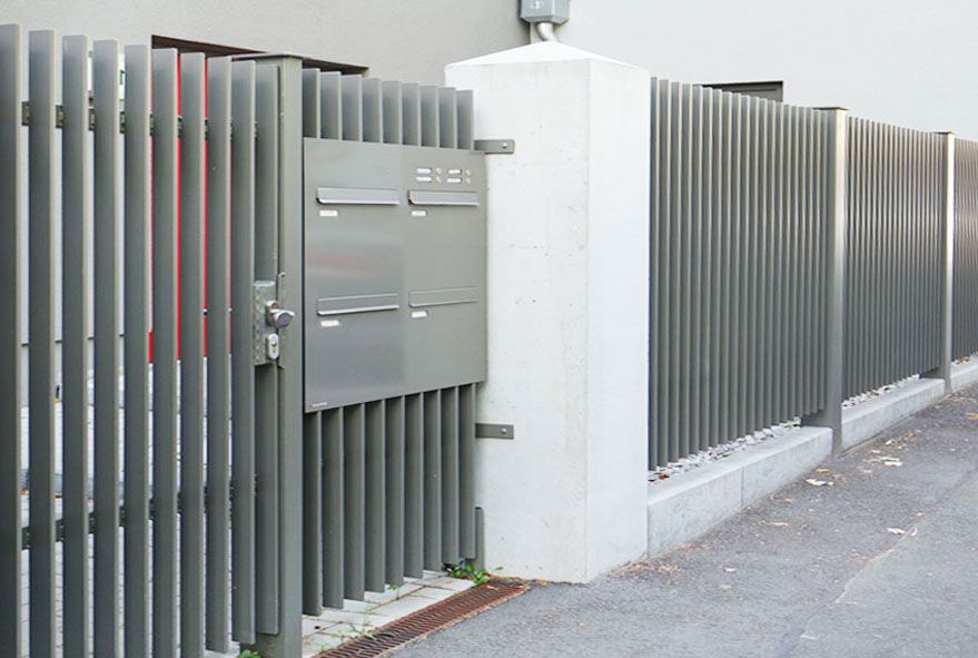 Durchwurf-Briefkastenanlage mit Funktionselement in hochwertiger Edelstahlplatte eingelassen