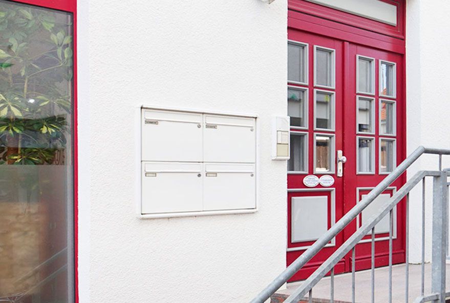 Ebenmäßig abschließende lackierte Mauerdurchwurf-Briefkastenkastenanlagen mit extra Umrahmung