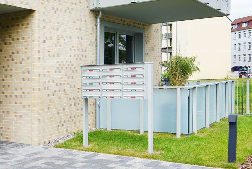 Eckiger Profilständer mit Briefkastenanlagen frei aufstellbar und preiswert