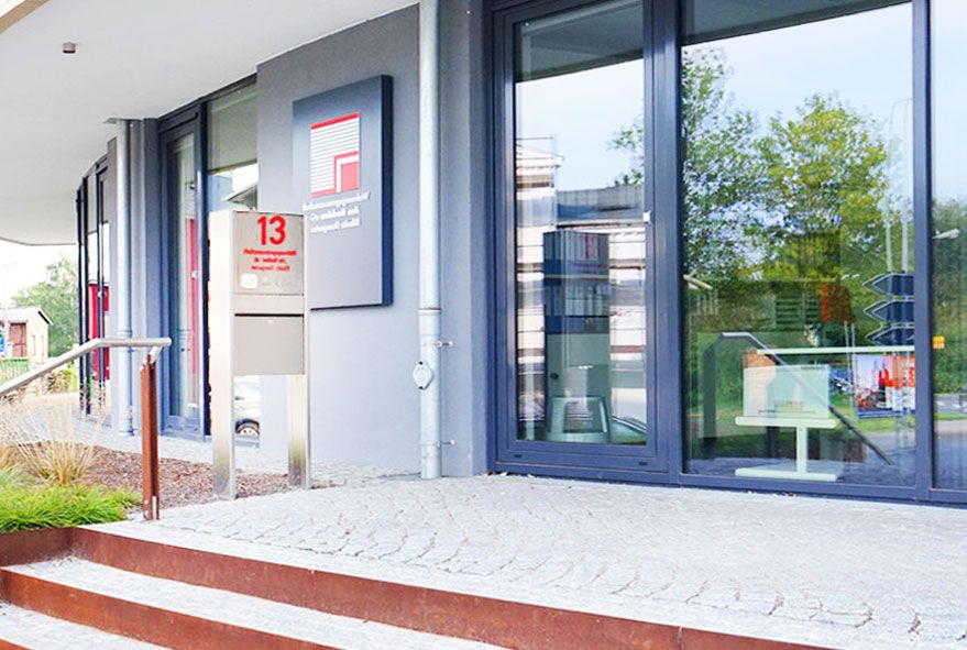 Edelstahl-Briefkasten mit einem Postfach und Beschriftung als ansprechende freistehende Anlage