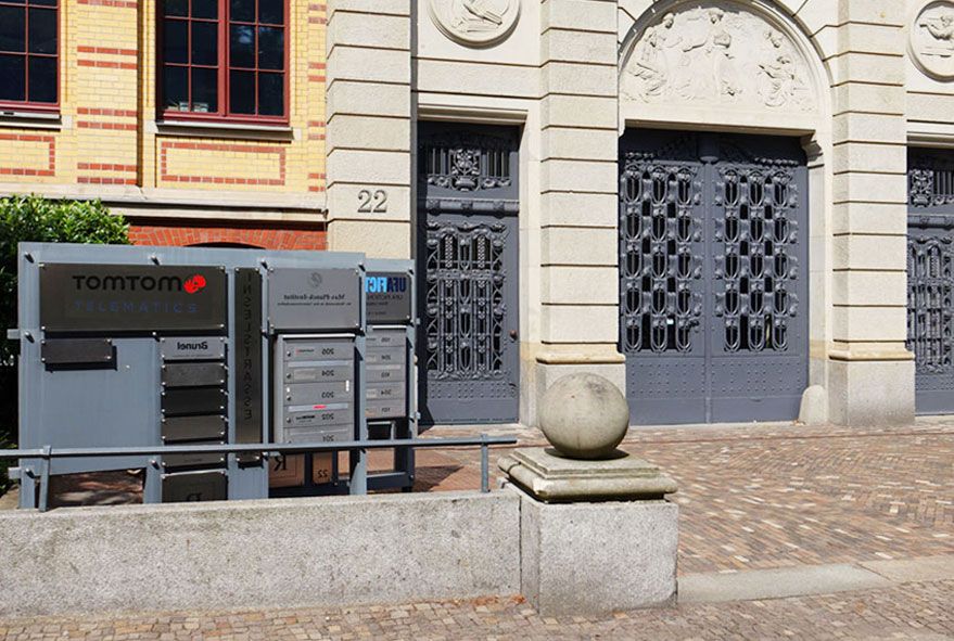 Ein besonderes Aushängeschild für Firmen kann eine Spezial-Briefkastenanlage sein
