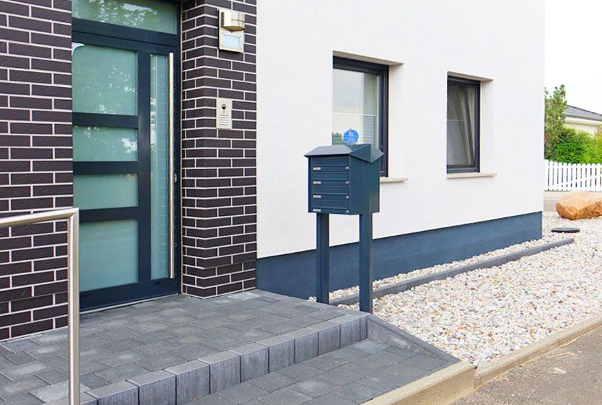 Ein überstehendes Regendach sorgt für zusätzlichen Wetterschutz bei Briefkastenanlagen