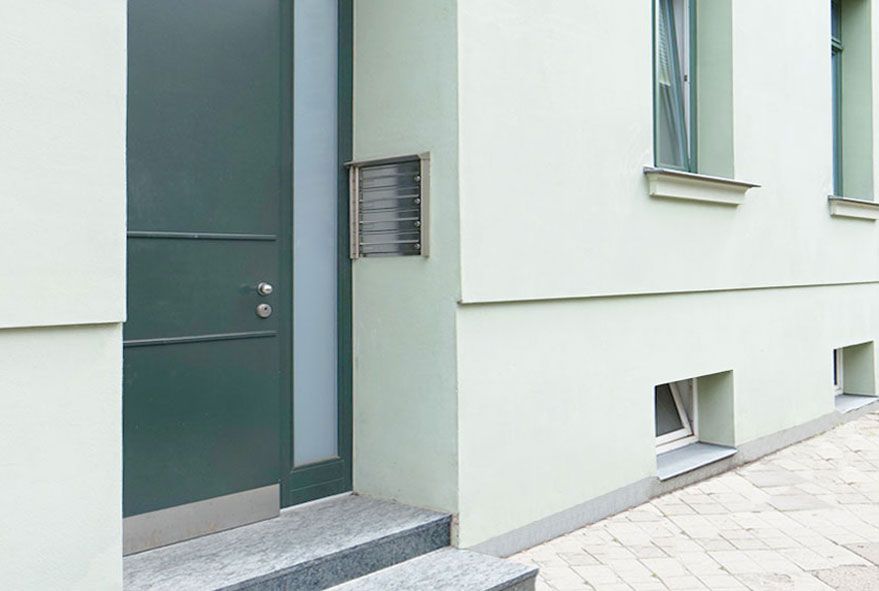 Eine auf Kundenwunsch geplante Briefkastenanlage aus hochwertigem Edelstahl mit indirekter Beleuchtung ergänzen