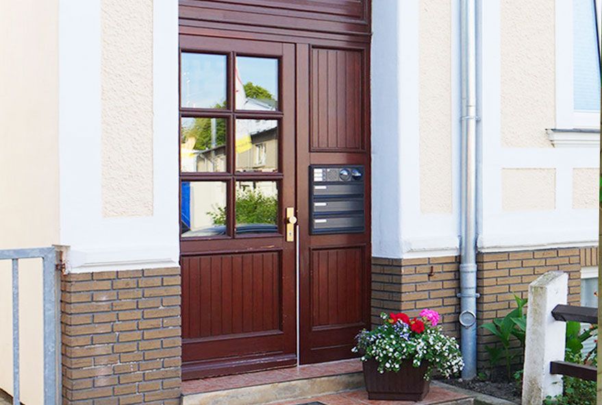 Eine Briefkastenanlage mit integriertem Klingeltaster und Sprachelement