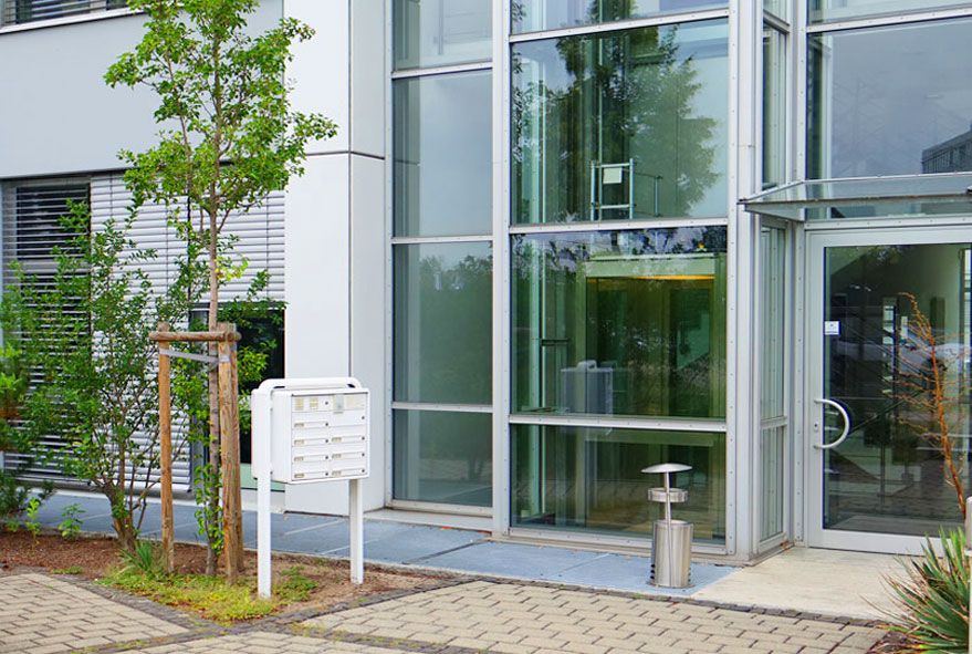 Eine Hausnummer - Klingel oder Leuchte harmonisch mit einer Briefkastenanlage aus Edelstahl kombinieren