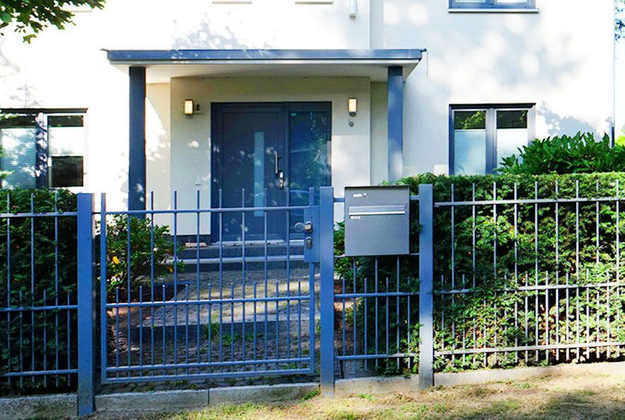 Eine stabile Briefkastenanlage mit technischen Finessen - wie Kommunikationselementen kann auch durch Experten geplant - installiert und gewartet werden