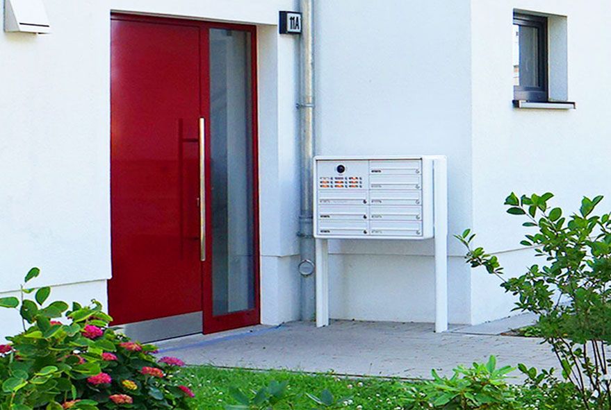 Eine Vielzahl an Farb- und Größenauswahl gibt es bei wertigen Briefkastenanlagen und Einzelpostkästen