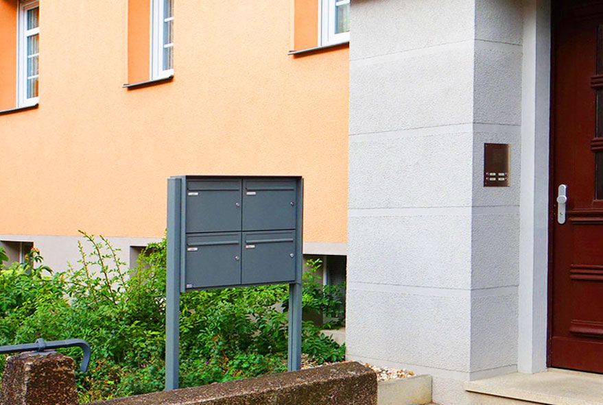 Einen vier Parteienhaushalt mit einer stabilen Briefkastenstandanlage ausrüsten