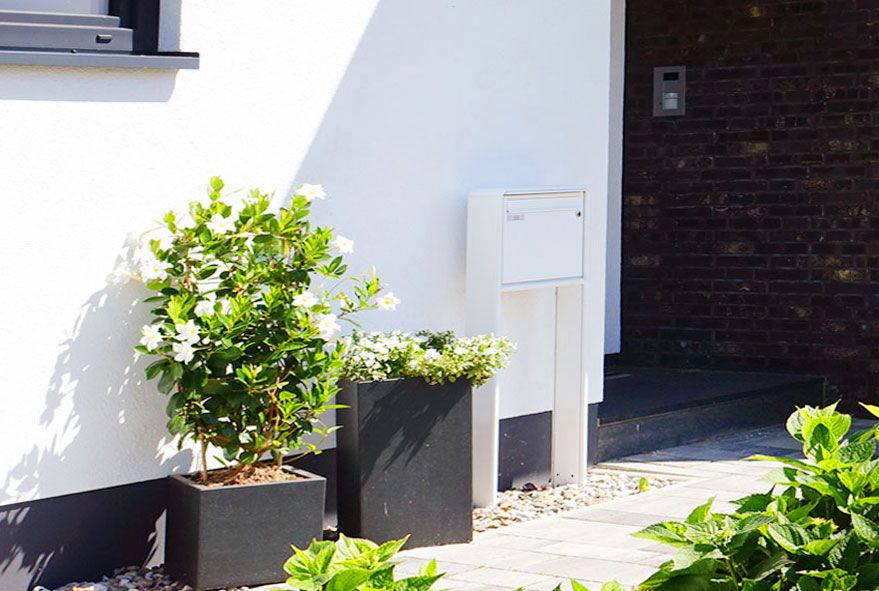 Einfach gestaltete Briefkastenanlagen mit einem Postfach für geringes Postaufkommen