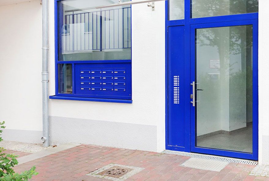 Einzelbriefkästen und Briefkastenanlagen auf der Fensterbank gut zugänglich montieren