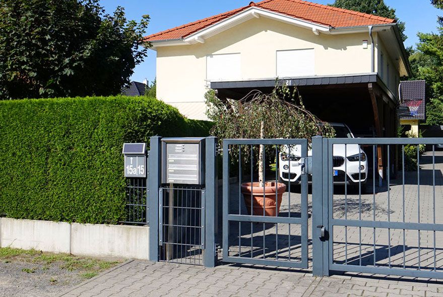 Einzelne Post und Funktionskästen mit stimmigen Proportionen und Abmaßen zu einer wertig aussehenden Briefkastenanlage zusammenstellen