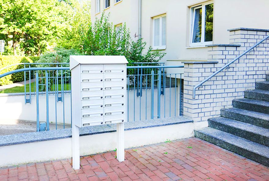 Einzelpostkästen zur langfristigen Nutzung zusammengefasst in einer Briefkastenanlage