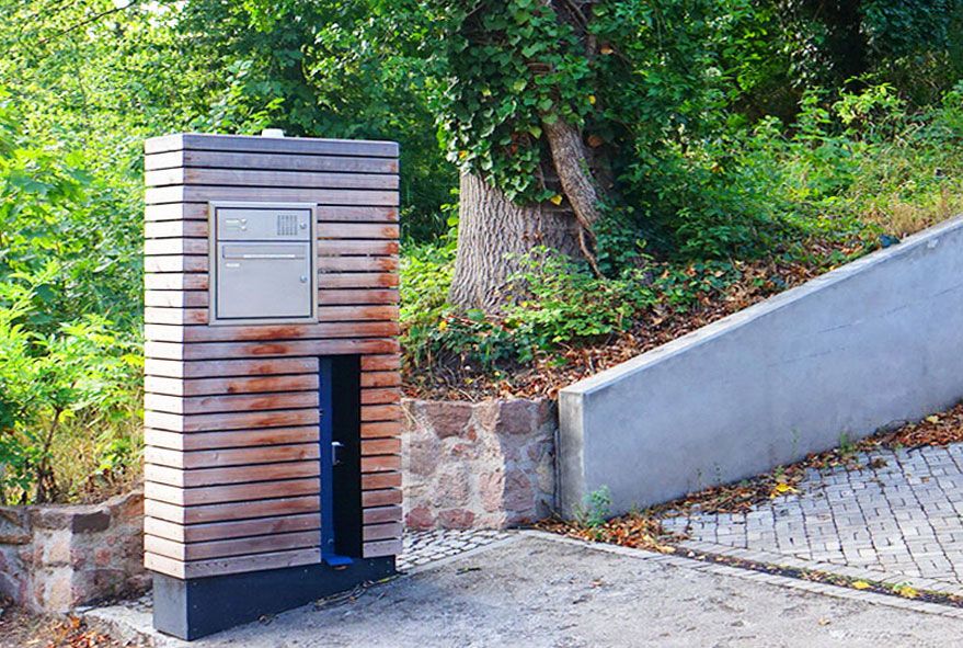 Extra angepasste Briefkästen und Briefkastenanlagen mit Funktionskastenmodul in einer Holzsäule eingelassen