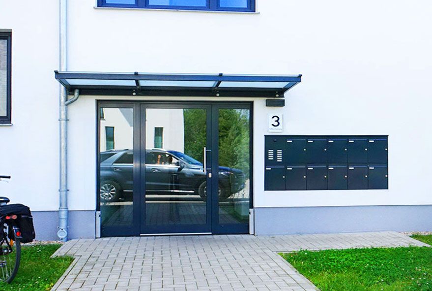 Farbe und Anordnung montierter Postkästen einer Briefkastenanlage können frei gewählt werden